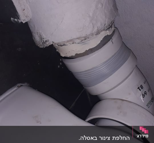 צינור פלסטיק לבן מחובר לקיר